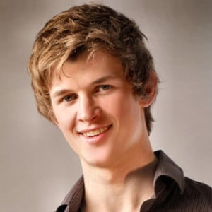 Headshot profile photo for handstand student testimonial